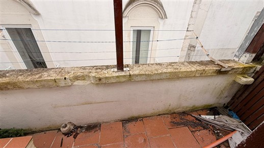 Casa Indipendente Su 3 Livelli Oltre Locale Al Piano Terra e Cantina.
